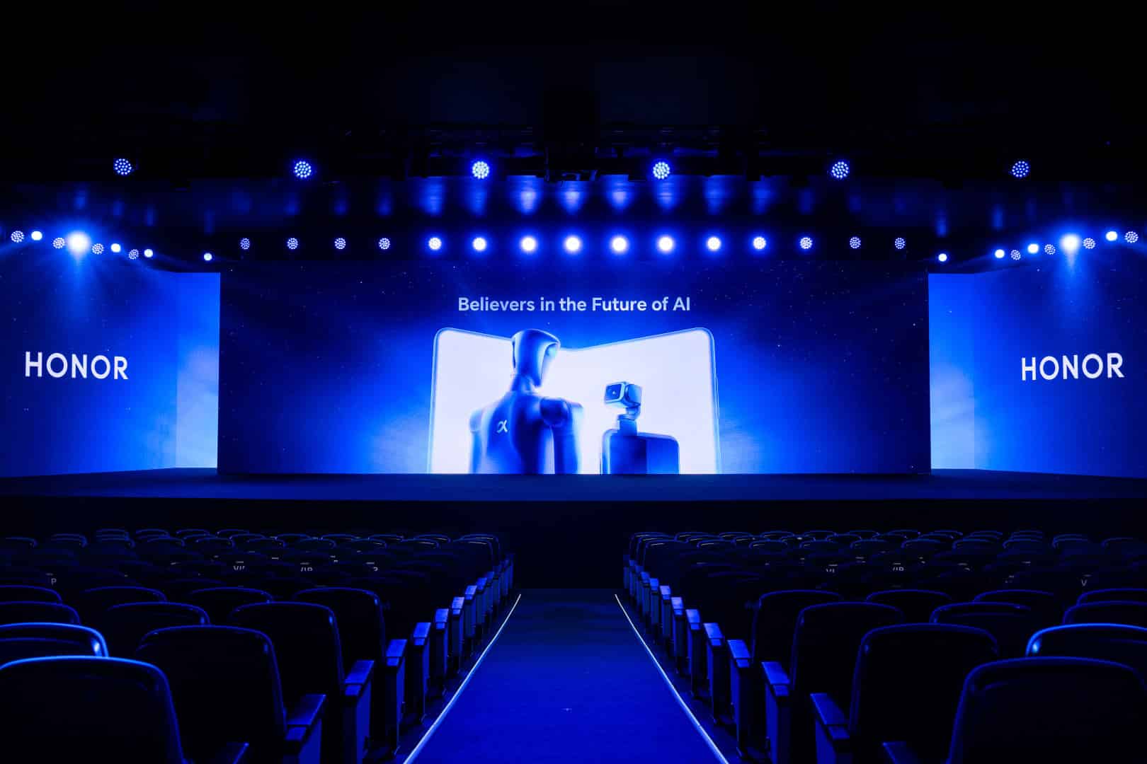 HONOR представил человекоподобного робота